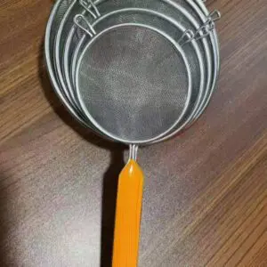 SARINGAN TEH DAN MINYAK STAINLESS DENGAN PEGANGAN PLASTIK KUNING DIAMETER 14 CM