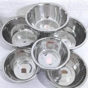 MANGKOK SARINGAN STAINLESS DIAMETER 24 CM UNTUK MENYARING DAN MENDRAIN AIR DENGAN MUDAH
